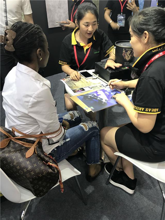 南非的女设计师对GIOVANNI乔瓦尼艺术涂料展开**的了解