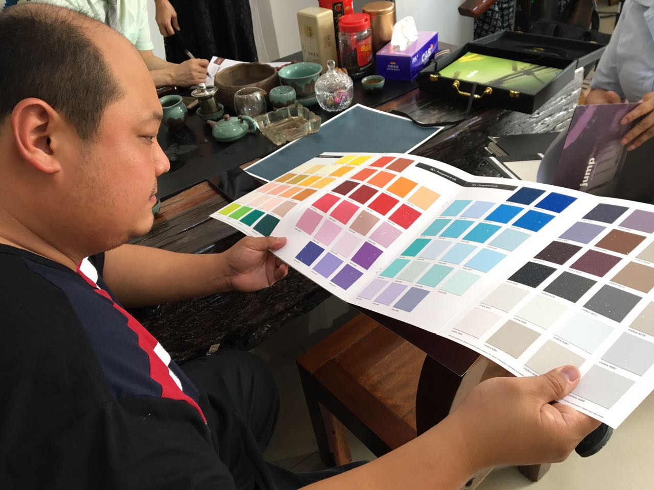 马来西亚客户详细的了解GIOVANNI乔瓦尼艺术涂料产品体系