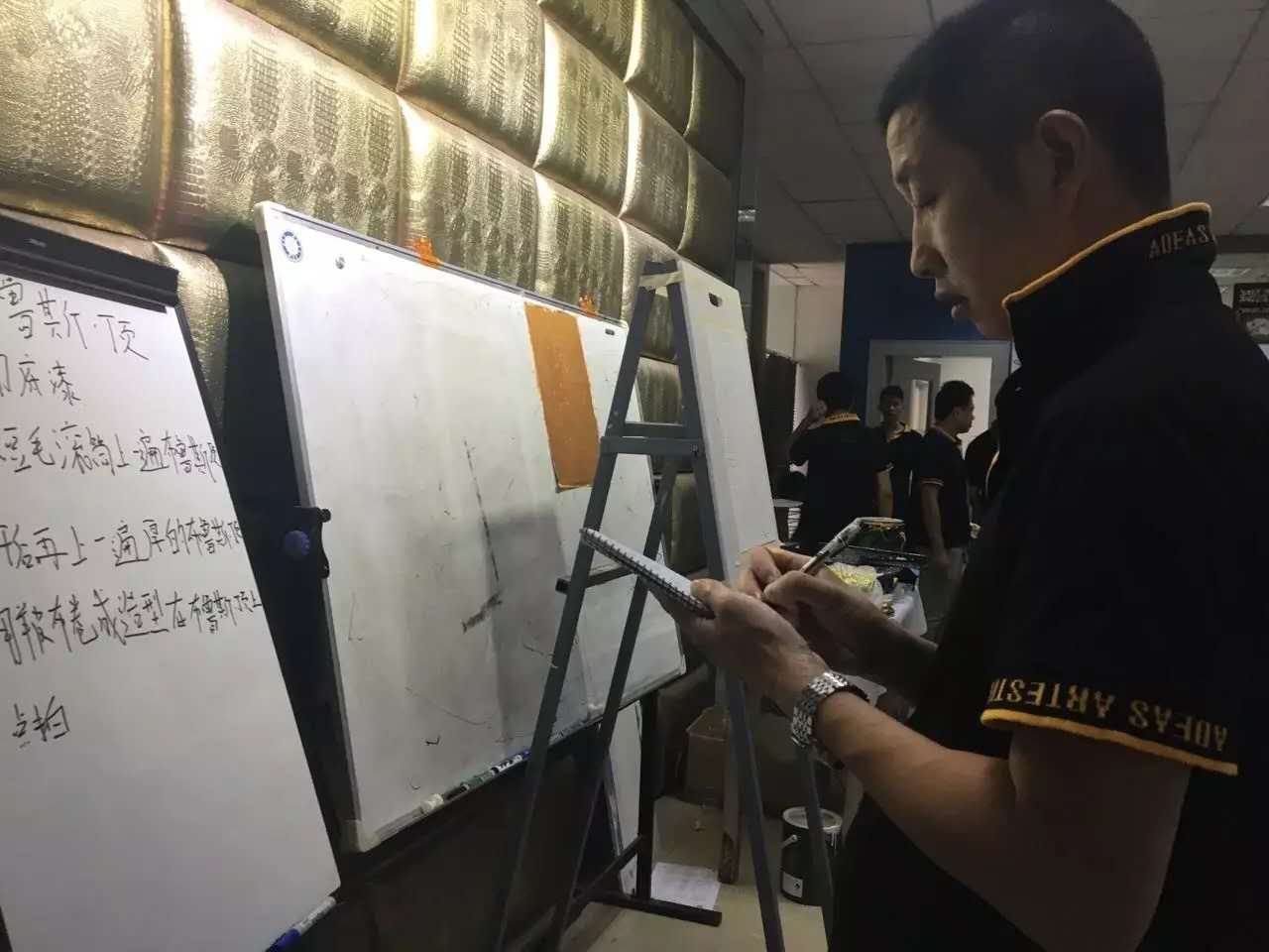 GIOVANNI乔瓦尼艺术涂料培训中学员认真做笔记